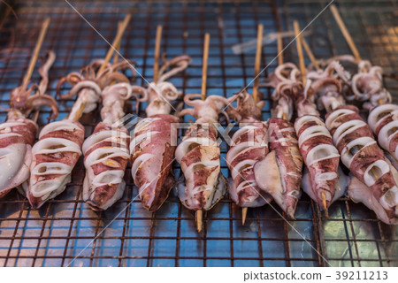 Grilled squid or octopus at Thai seafood market 39211213