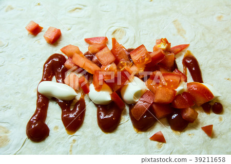 Slices of sliced tomato mayonnaise and ketchup 39211658