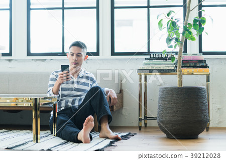 A young man (smartphone) 39212028