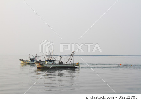 在兩個網捕魚 39212705