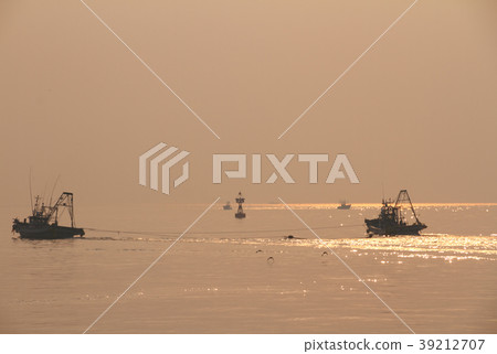 在兩個網捕魚 39212707