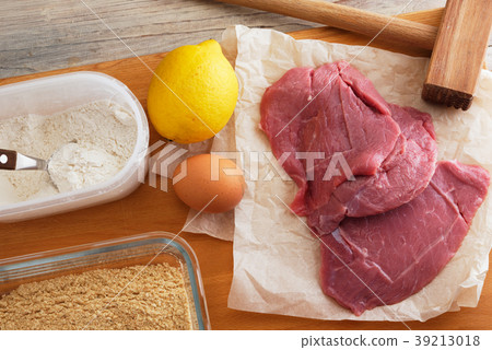 Cooking Wiener schnitzel 39213018