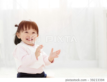 closeup happy little girl face closeup happy little girl face 39213394