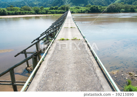 在島根縣出雲市的翠河上的潛水橋 39213890