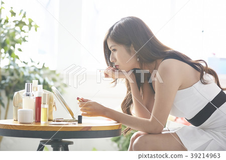 Female makeup beauty 39214963