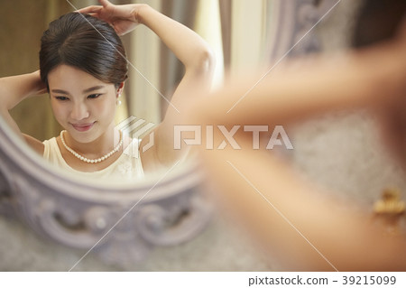 Woman dress up Woman dress up 39215099