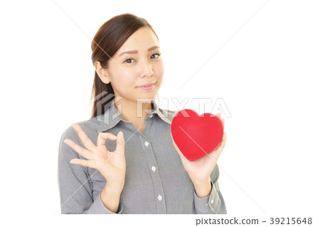 有心臟標記的一名婦女 有心臟標記的一名婦女 39215648