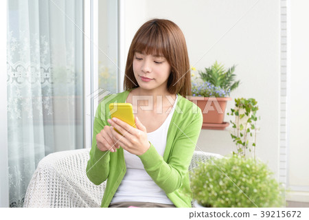 Woman with smartphone 39215672