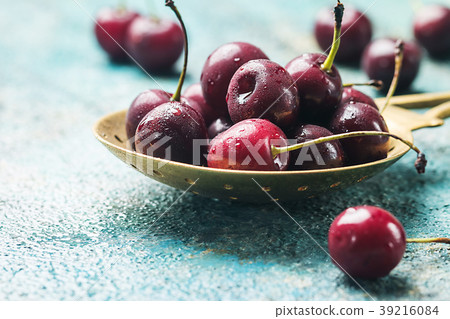 Fresh cherry in spoon 39216084