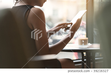 woman using tablet in coffee shop 39216327