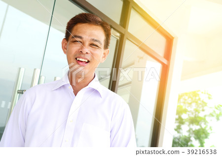 Portrait of asian businessman 39216538