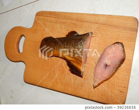 Smoked fish cutting on the board cooking Smoked fish cutting on the board cooking 39216838