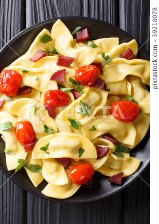Italian pasta casoncelli with prosciutto Italian pasta casoncelli with prosciutto 39218078