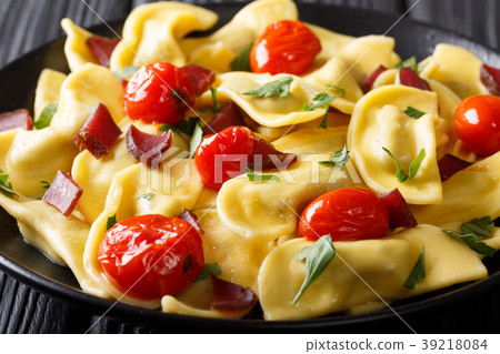 Italian pasta casoncelli with prosciutto Italian pasta casoncelli with prosciutto 39218084
