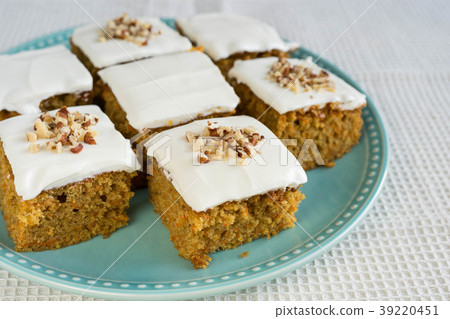 Sweet carrot cake 39220451
