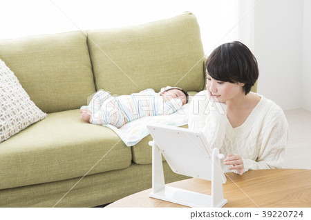 Baby and Mom 39220724