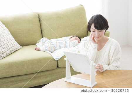 Baby and Mom 39220725