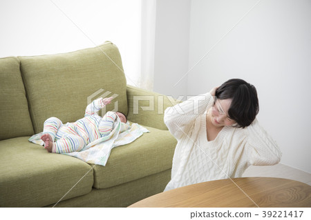 Baby and Mom 39221417
