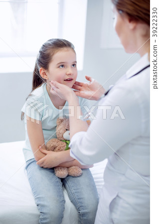 Female doctor examining adorable girls tonsils 39222330