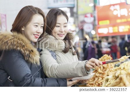 Couple, friends, travel, market, Gangneung, Gangwon-do 39222357