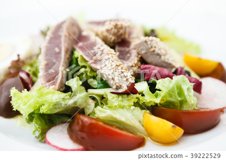 Tuna salad with tomatoes 39222529
