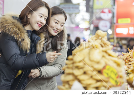 Couple, friends, travel, market, Gangneung, Gangwon-do 39222544