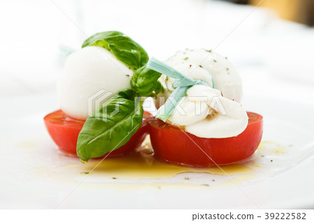 Mozarella cheese with tomatoes Mozarella cheese with tomatoes 39222582