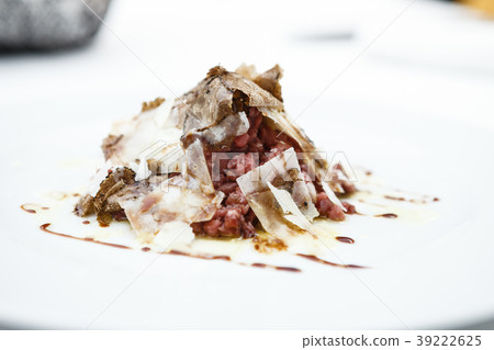 Veal tartare with truffle Veal tartare with truffle 39222625