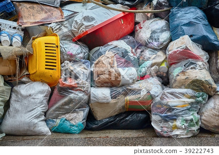 Mountain of trash Mountain of trash 39222743