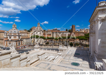 Square Piazza Venezia in Rome Italy 39222826