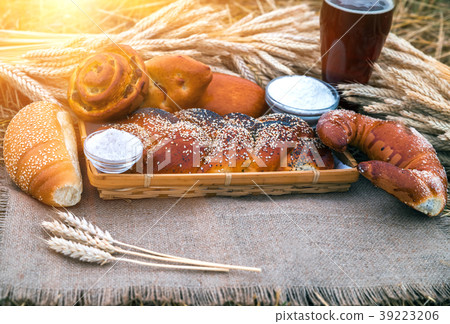 Fresh bread and a drink, bakery products closeup 39223206