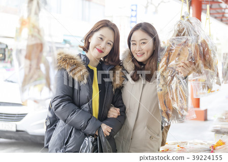 Couple, friends, travel, market, Gangneung, Gangwon-do 39224155