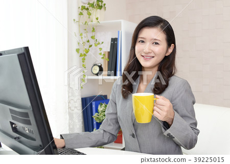 工作在計算機的女商人 39225015
