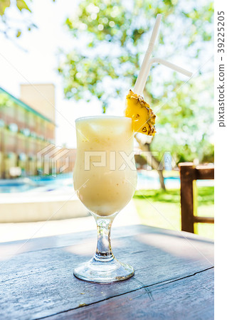Cold pina colada cocktail 39225205