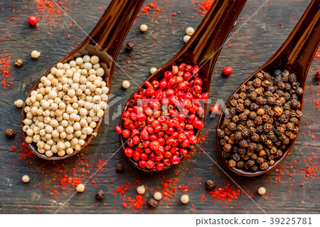 Three spoons with black, pink and white peppercorn 39225781