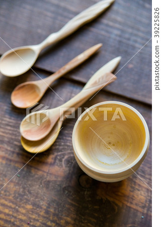 Empty wooden bowls and spoons on wooden background 39225826