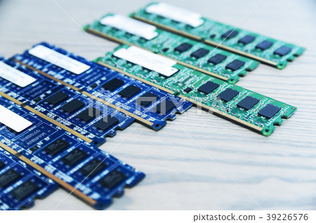 Different RAM slots. Different RAM slots. 39226576