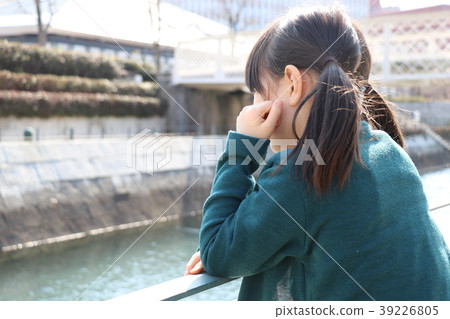 Thinking girl 39226805