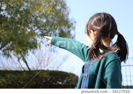 A pointed girl 39227030