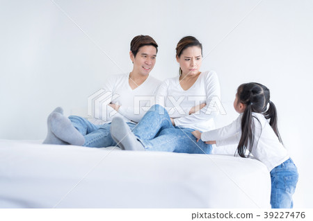 People with relationship difficulties conflict. 39227476