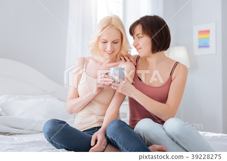 Positive female couple having tea 39228275