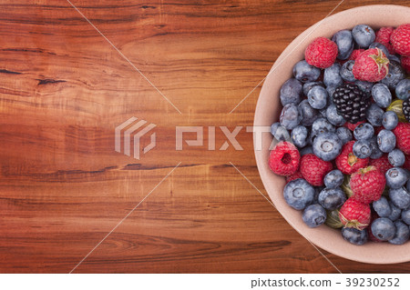 Plate with berries 39230252