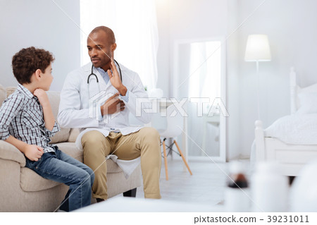Successful male doctor sharing knowledge with boy Successful male doctor sharing knowledge with boy 39231011