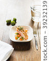 fresh little salad with salmon and sprouts 39232139