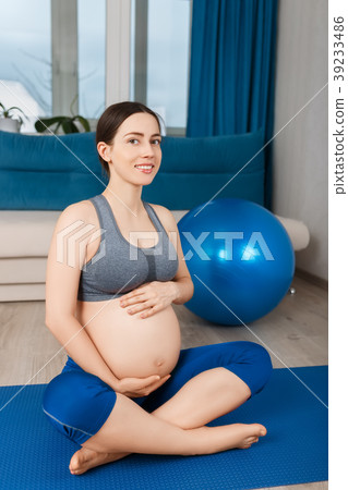 pregnant woman with fit ball 39233486