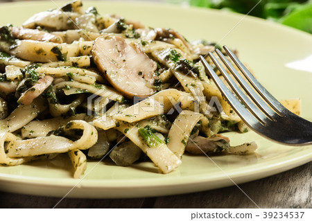 Tagliatelle pasta with spinach and mushrooms Tagliatelle pasta with spinach and mushrooms 39234537