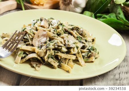 Tagliatelle pasta with spinach and mushrooms Tagliatelle pasta with spinach and mushrooms 39234538