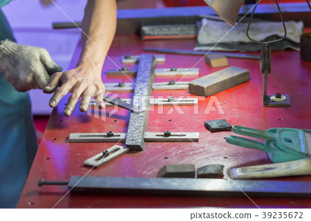 The craftsman making the scraping process The craftsman making the scraping process 39235672