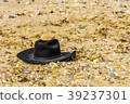 Black felt hat on pebbles on the Orient beach Long 39237301
