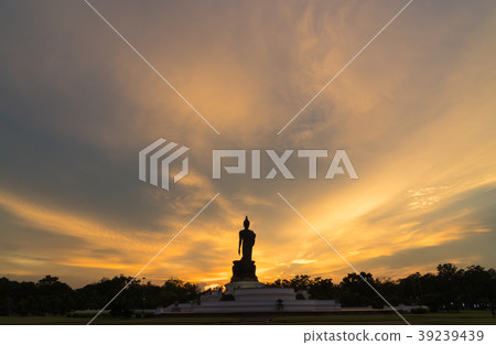 Silhouette large buddha in evening. 39239439